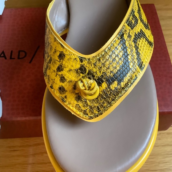 Donald Pliner Leaane Leather Patent Snake Embossed Thong Sandal Yellow SZ 9.5 - Picture 5 of 15